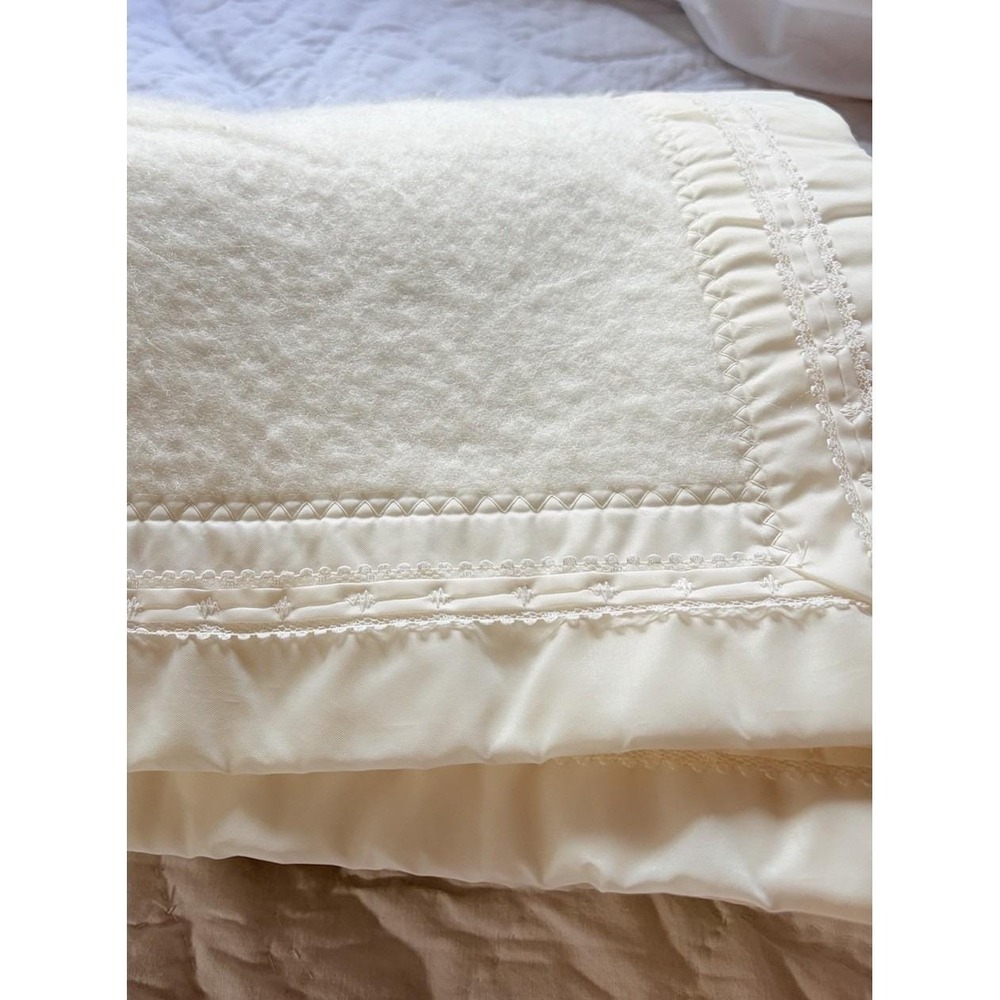 Vintage Chatham Ivory Baby Blanket 38x 58"Nylon Embellished Binding Made In USA